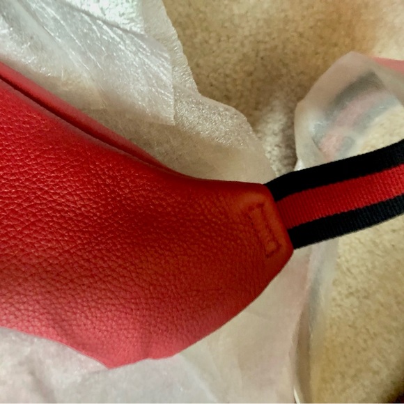 ⭐️ NEW Authentic Gucci Bumbag⭐️ - Picture 7 of 12